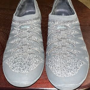 Great pair of Skechers relaxed fit women’s shoe, sz 8, gray with blue specks.